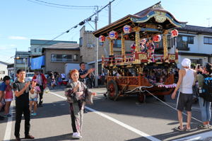 祭り屋台と歌い手の画像