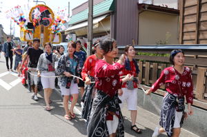 玉送りをする町内のみなさんの画像