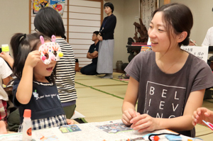 メガネを顔に当てる女の子の画像