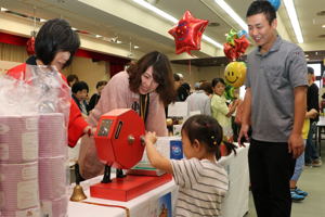 ガラポン抽選をする来場者の画像