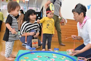 魚釣りをする子どもたちの画像