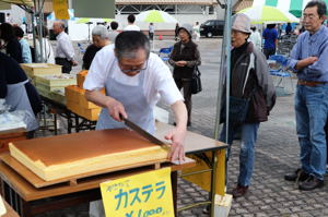 カステラを切る出店者の画像