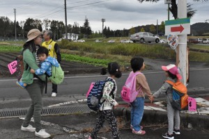 コースの途中でよし太くんを発見した子どもの画像