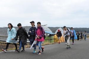 小粟田原を歩く参加者の画像