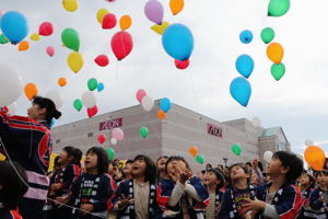 火災予防の願いを込めて風船を飛ばす園児たちの画像