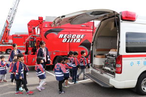 消防車両を見学する園児の画像