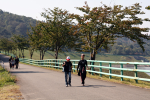 山本山調整池脇を歩く参加者の画像