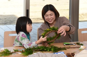 バランスを見ながら作っていく親子の画像