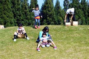 芝生広場で遊ぶ子どもたちの画像