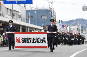 分列行進をする消防団員の画像