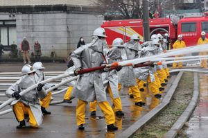 放水訓練を行う消防団員の画像