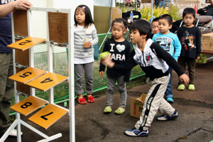 ストラックアウトをする子どもの画像