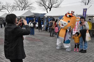 よし太くんと写真を撮る親子の画像