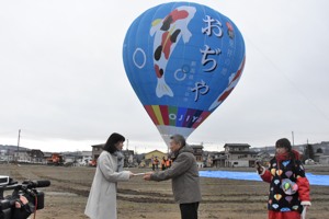 増田さんに目録を贈呈する市長の画像