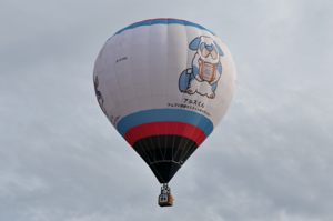 フリーフライトで飛ぶ熱気球アルスくん号の画像