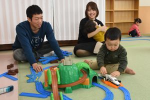 夢中で遊ぶ子どもの画像