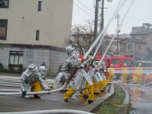 出初式で放水をする消防団