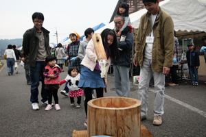 餅つきに挑戦する子どもの画像