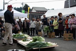 ピアノの演奏を聴く来場者の画像