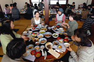 昼食の料理の説明をしている画像