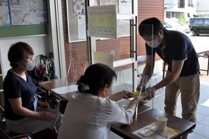 東栄会館での応援券販売の様子の画像