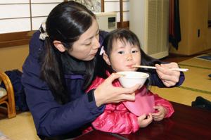 餅を食べる参加者の画像