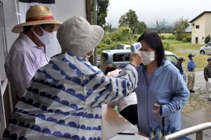 検温をする住民の画像