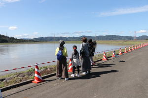 山本第二調整池を見る来場者の画像