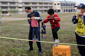 アトラクションに挑戦する子どもの画像