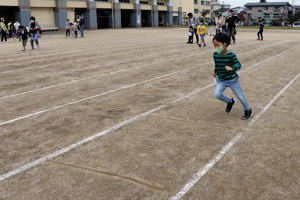 巨大あみだくじに挑戦する子どもの画像