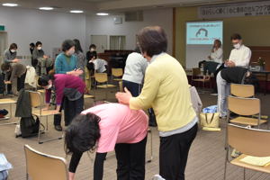 ほぐし運動を行う参加者の画像