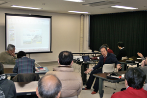 参加者の質問に応える飯川さんの画像