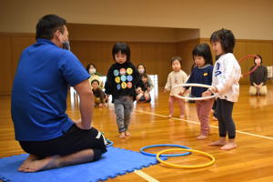 小さなフラフープを持つ子どもたちの画像