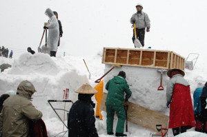 雪像を作る参加者の画像