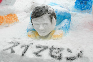 土下座するサラリーマン風の男の雪像の画像