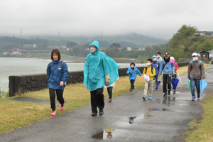 信濃川を眺めながら歩く参加者の画像