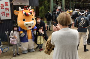 よし太君と写真を撮る親子の画像