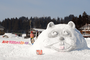 会場内に作られた「まとなくん」の雪像の画像