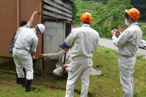 建物の傾きを測る受講者の画像