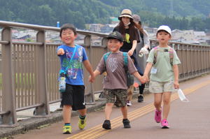 旭橋を渡る子どもたちの画像