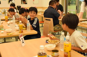 非常食を食べる子ともたちの画像