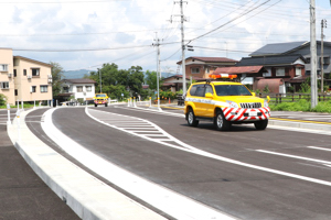 点検走行をするパトロール車の画像