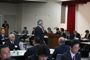 質疑にたつ町内会長の画像