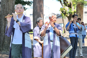 お囃子を演奏する人たちの画像