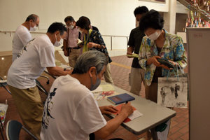 瀧澤監督からサインをいただく来場者の画像