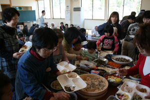 開村式のバイキングに集まる参加者の画像