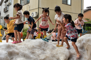 雪山で宝探しをする子どもたちの画像