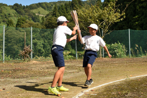 トーチを持って走る子どもたちの画像