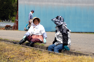 田植えを終え、靴についた泥を洗い流す参加者の画像