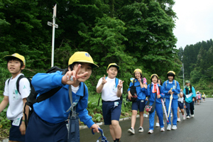 若栃まで歩く児童の画像